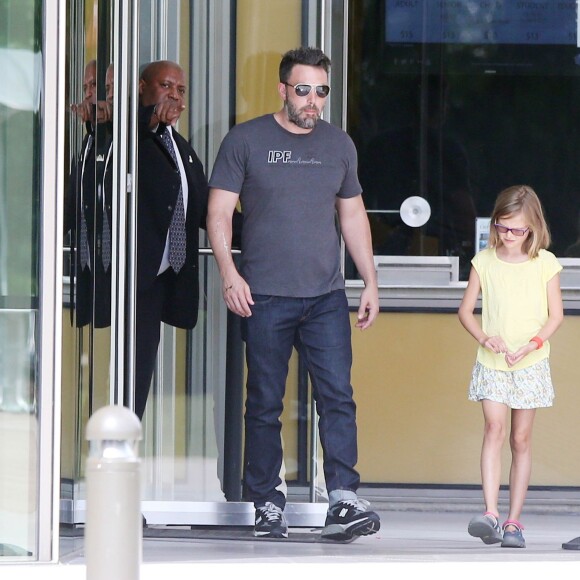 Exclusif - Ben Affleck se rend au "Atlanta Cyclorama & Civil War Museum" avec sa fille Violet à Atlanta, le 9 juillet 2015. L'acteur porte toujours son alliance, et semble en meilleure forme.