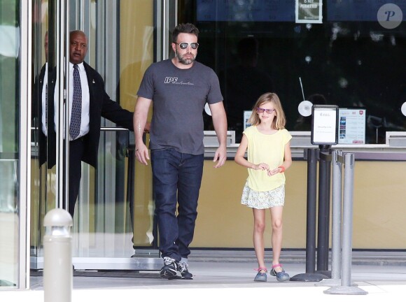 Exclusif - Ben Affleck se rend au "Atlanta Cyclorama & Civil War Museum" avec sa fille Violet à Atlanta, le 9 juillet 2015. L'acteur porte toujours son alliance, et semble en meilleure forme.