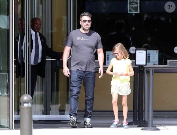 Exclusif - Ben Affleck se rend au "Atlanta Cyclorama & Civil War Museum" avec sa fille Violet à Atlanta, le 9 juillet 2015. L'acteur porte toujours son alliance, et semble en meilleure forme.