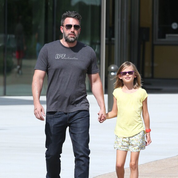 Exclusif - Ben Affleck se rend au "Atlanta Cyclorama & Civil War Museum" avec sa fille Violet à Atlanta, le 9 juillet 2015. L'acteur porte toujours son alliance, et semble en meilleure forme.