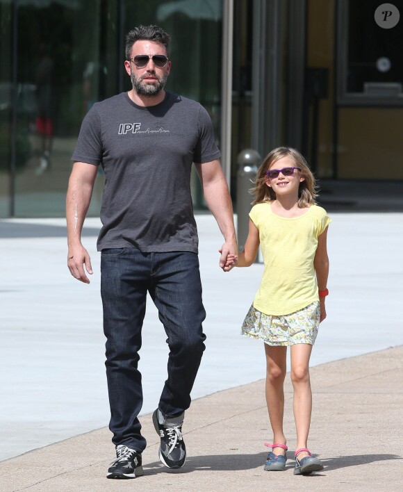 Exclusif - Ben Affleck se rend au "Atlanta Cyclorama & Civil War Museum" avec sa fille Violet à Atlanta, le 9 juillet 2015. L'acteur porte toujours son alliance, et semble en meilleure forme.