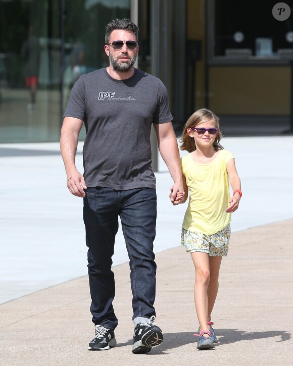 Exclusif - Ben Affleck se rend au "Atlanta Cyclorama & Civil War Museum" avec sa fille Violet à Atlanta, le 9 juillet 2015. L'acteur porte toujours son alliance, et semble en meilleure forme.