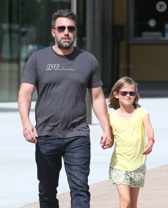 Exclusif - Ben Affleck se rend au "Atlanta Cyclorama & Civil War Museum" avec sa fille Violet à Atlanta, le 9 juillet 2015. L'acteur porte toujours son alliance, et semble en meilleure forme.