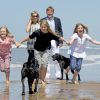 Le roi Willem-Alexander et la reine Maxima des Pays-Bas, leurs filles la princesse héritière Catharina-Amalia (11 ans), la princesse Alexia (10 ans) et la princesse Ariane (8 ans), ainsi que leurs labradors Skipper et Nala, avaient donné rendez-vous aux médias le 10 juillet 2015 sur la plage de la réserve naturelle Meijendel, à Wassenaar, pour la traditionnelle séance photo des vacances d'été. Ambiance détente et fun au menu !