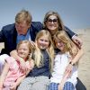 Le roi Willem-Alexander et la reine Maxima des Pays-Bas, leurs filles la princesse héritière Catharina-Amalia (11 ans), la princesse Alexia (10 ans) et la princesse Ariane (8 ans), ainsi que leurs labradors Skipper et Nala, avaient donné rendez-vous aux médias le 10 juillet 2015 sur la plage de la réserve naturelle Meijendel, à Wassenaar, pour la traditionnelle séance photo des vacances d'été. Ambiance détente et fun au menu !