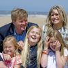 Le roi Willem-Alexander et la reine Maxima des Pays-Bas, leurs filles la princesse héritière Catharina-Amalia (11 ans), la princesse Alexia (10 ans) et la princesse Ariane (8 ans), ainsi que leurs labradors Skipper et Nala, avaient donné rendez-vous aux médias le 10 juillet 2015 sur la plage de la réserve naturelle Meijendel, à Wassenaar, pour la traditionnelle séance photo des vacances d'été. Ambiance détente et fun au menu !