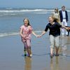 Le roi Willem-Alexander et la reine Maxima des Pays-Bas, leurs filles la princesse héritière Catharina-Amalia (11 ans), la princesse Alexia (10 ans) et la princesse Ariane (8 ans), ainsi que leurs labradors Skipper et Nala, avaient donné rendez-vous aux médias le 10 juillet 2015 sur la plage de la réserve naturelle Meijendel, à Wassenaar, pour la traditionnelle séance photo des vacances d'été. Ambiance détente et fun au menu !