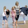 Le roi Willem-Alexander et la reine Maxima des Pays-Bas, leurs filles la princesse héritière Catharina-Amalia (11 ans), la princesse Alexia (10 ans) et la princesse Ariane (8 ans), ainsi que leurs labradors Skipper et Nala, avaient donné rendez-vous aux médias le 10 juillet 2015 sur la plage de la réserve naturelle Meijendel, à Wassenaar, pour la traditionnelle séance photo des vacances d'été. Ambiance détente et fun au menu !