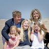 Le roi Willem-Alexander et la reine Maxima des Pays-Bas, leurs filles la princesse héritière Catharina-Amalia (11 ans), la princesse Alexia (10 ans) et la princesse Ariane (8 ans), ainsi que leurs labradors Skipper et Nala, avaient donné rendez-vous aux médias le 10 juillet 2015 sur la plage de la réserve naturelle Meijendel, à Wassenaar, pour la traditionnelle séance photo des vacances d'été. Ambiance détente et fun au menu !