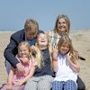 Le roi Willem-Alexander et la reine Maxima des Pays-Bas, leurs filles la princesse héritière Catharina-Amalia (11 ans), la princesse Alexia (10 ans) et la princesse Ariane (8 ans), ainsi que leurs labradors Skipper et Nala, avaient donné rendez-vous aux médias le 10 juillet 2015 sur la plage de la réserve naturelle Meijendel, à Wassenaar, pour la traditionnelle séance photo des vacances d'été. Ambiance détente et fun au menu !