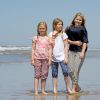 Le roi Willem-Alexander et la reine Maxima des Pays-Bas, leurs filles la princesse héritière Catharina-Amalia (11 ans), la princesse Alexia (10 ans) et la princesse Ariane (8 ans), ainsi que leurs labradors Skipper et Nala, avaient donné rendez-vous aux médias le 10 juillet 2015 sur la plage de la réserve naturelle Meijendel, à Wassenaar, pour la traditionnelle séance photo des vacances d'été. Ambiance détente et fun au menu !