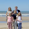 Le roi Willem-Alexander et la reine Maxima des Pays-Bas, leurs filles la princesse héritière Catharina-Amalia (11 ans), la princesse Alexia (10 ans) et la princesse Ariane (8 ans), ainsi que leurs labradors Skipper et Nala, avaient donné rendez-vous aux médias le 10 juillet 2015 sur la plage de la réserve naturelle Meijendel, à Wassenaar, pour la traditionnelle séance photo des vacances d'été. Ambiance détente et fun au menu !