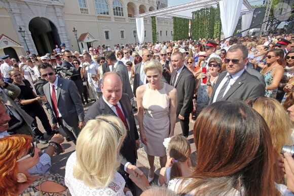 Le prince Albert II et et la princesse Charlene de Monaco saluent les Monégasques lors des célébrations des 10 ans de règne du prince Albert II de Monaco, le 11 juillet 2015.