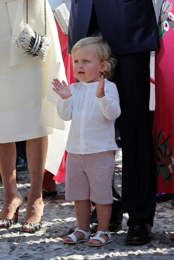 Sacha Casiraghi, fils d'Andrea Casiraghi et petit-fils de la princesse Caroline de Hanovre, applaudit. La famille princière de Monaco célébrait le 11 juillet 2015 sur la place du palais les 10 ans de l'avènement du prince Albert II.