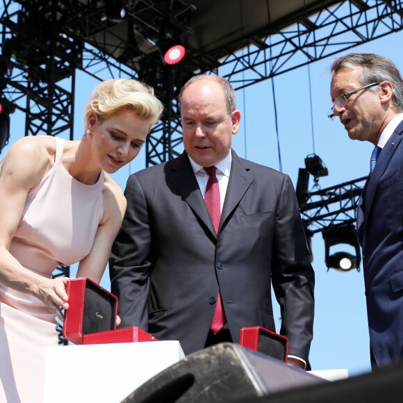 La princesse Charlene et le prince Albert II de Monaco ont reçu des mains du maire Georges Marsan, samedi 11 juillet 2015 lors de la célébration des dix ans de l'avènement du souverain monégasque, les cadeaux faits par les Monégasques à leurs jumeaux Jacques et Gabriella à l'occasion de leur baptême : une broche et une montre Cartier des années 1920.