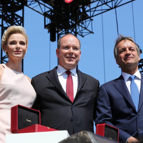 La princesse Charlene et le prince Albert II de Monaco ont reçu des mains du maire Georges Marsan, samedi 11 juillet 2015 lors de la célébration des dix ans de l'avènement du souverain monégasque, les cadeaux faits par les Monégasques à leurs jumeaux Jacques et Gabriella à l'occasion de leur baptême : une broche et une montre Cartier des années 1920.