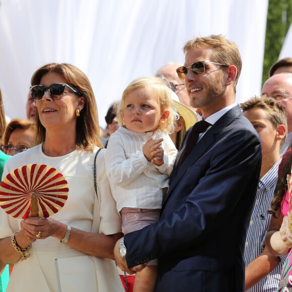 Sacha Casiraghi dans les bras de son père Andrea, entre la princesse Caroline et Tatiana Santo Domingo. La famille princière de Monaco célébrait le 11 juillet 2015 sur la place du palais les 10 ans de l'avènement du prince Albert II.