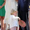 Sacha Casiraghi s'amuse avec un éventail aux couleurs de la principauté. La famille princière de Monaco célébrait le 11 juillet 2015 sur la place du palais les 10 ans de l'avènement du prince Albert II.