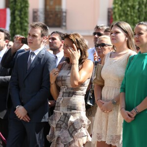 La princesse Stéphanie verserait-elle une petite larme ? La famille princière de Monaco s'est réunie pour célébrer le 11 juillet 2015 sur la place du palais les 10 ans de l'avènement du prince Albert II.