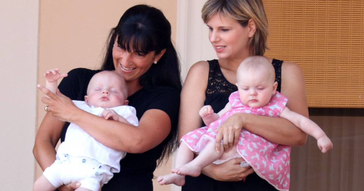 Le Prince Jacques Et La Princesse Gabriella Au Balcon Avec Leurs ...