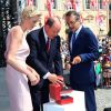 La princesse Charlene et le prince Albert II de Monaco ont reçu samedi 11 juillet 2015 lors de la célébration des dix ans de l'avènement du souverain monégasque les cadeaux faits par les Monégasques à leurs jumeaux Jacques et Gabriella à l'occasion de leur baptême : une broche et une montre Cartier des années 1920.