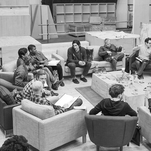 J.J. Abrams entouré de ses acteurs lors de la première lecture du script de Star Wars - Episode VII.