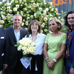 Jane Birkin baptise la rose Amnesty Intertionational, dont elle est la marraine, au jardin des Tuileries à Paris, le 4 juin 2015. À ses côté, en vert, Geneviève Garrigos, présidente d'Amnesty International France. 