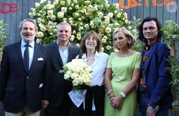Jane Birkin baptise la rose Amnesty Intertionational, dont elle est la marraine, au jardin des Tuileries à Paris, le 4 juin 2015. À ses côté, en vert, Geneviève Garrigos, présidente d'Amnesty International France. 