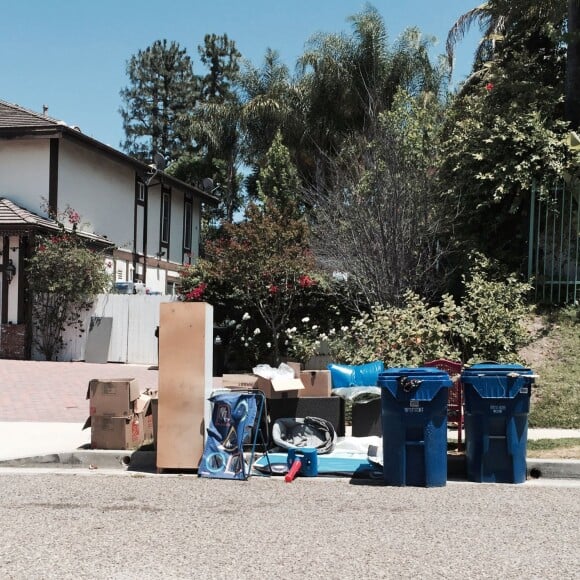 Exclusif - Tori Spelling a fait un vide grenier dans leur maison de Encino avant qu'elle, son mari et leurs quatre enfants déménagent. Le 23 juin 2015 