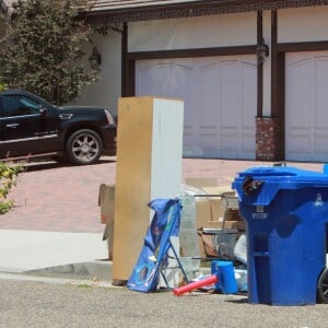 Exclusif - Tori Spelling a fait un vide grenier dans leur maison de Encino avant qu'elle, son mari et leurs quatre enfants déménagent. Le 23 juin 2015 