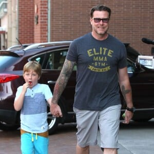 Dean McDermott emmène son fils Liam chez le docteur à Beverly Hills le 11 juin 2015. 