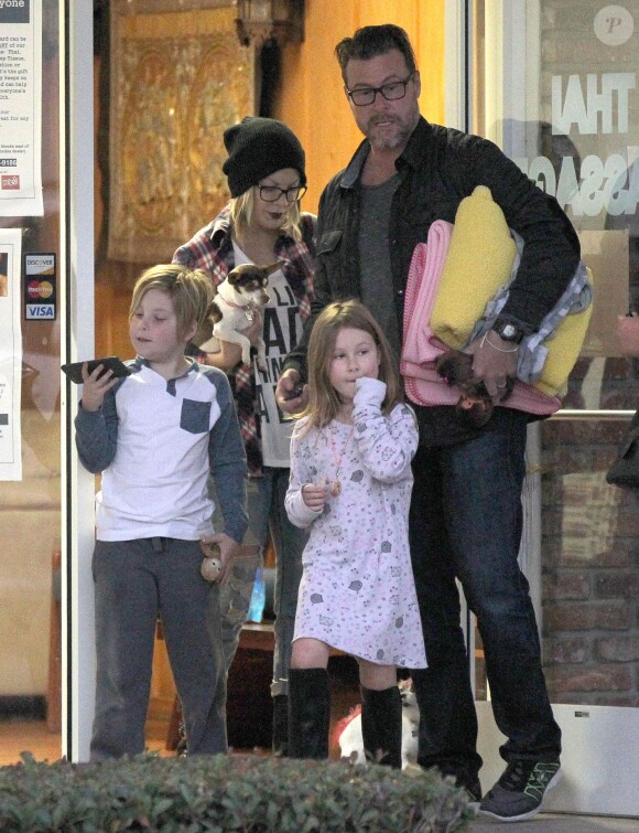 Exclusif - Tori Spelling, son mari Dean McDermott et leurs enfants Liam et Stella se rendent dans un salon de massage à Studio City, le 11 janvier 2015.