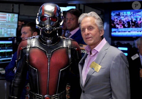 Michael Douglas cloture la bourse de New York dans le cadre de la promotion du film Ant-Man le 13 juillet 2015.