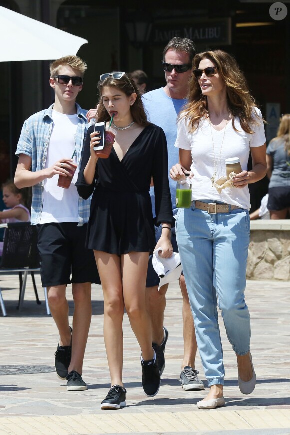 Exclusif - Cindy Crawford avec son mari Rande Gerber, ses enfantsPresley et Kaia dans les rues à Malibu le 21 juin 2015.