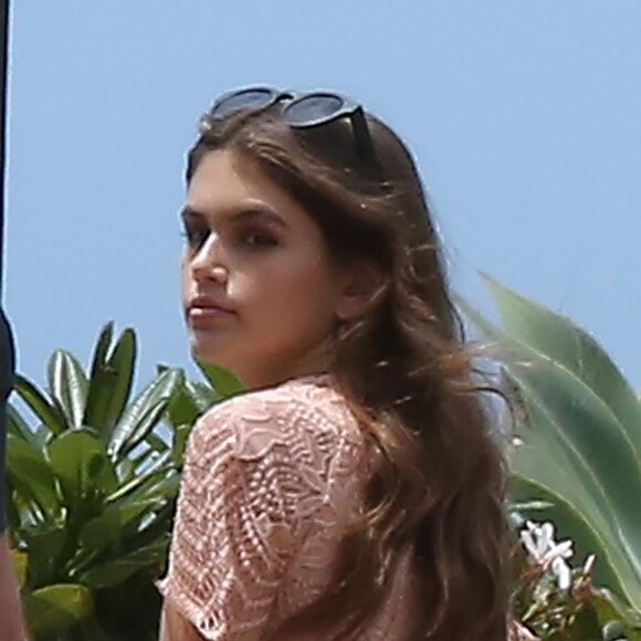 Exclusif - Cindy Crawford et sa fille Kaia rejoignent Rande Gerber pour aller déjeuner au restaurant Nobu à Malibu, le 6 juin 2015.