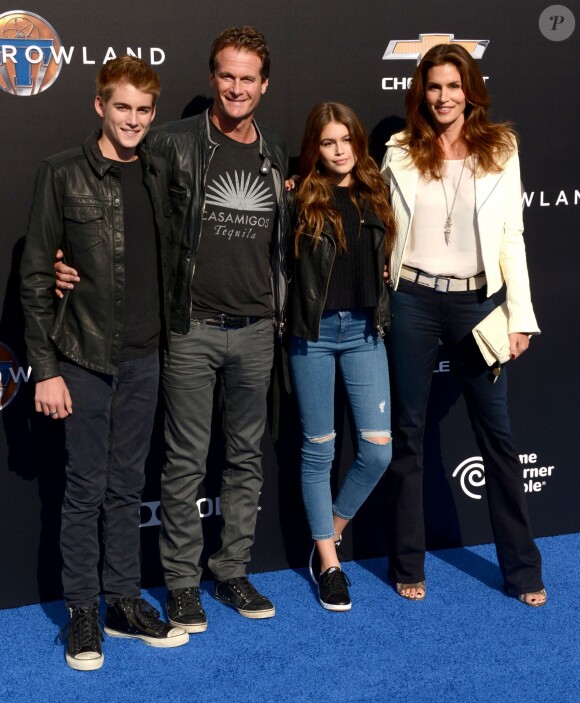 Cindy Crawford avec son mari Rande Gerber et leurs enfants Presley Gerber et Kaia Gerber - Première du film " Tomorrowland " à Los Angeles Le 09 mai 2015