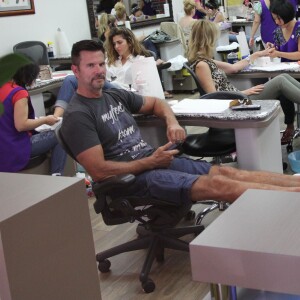 Lorenzo Lamas dans un salon de manucure à Beverly Hills, le 4 mai 2015 Lorenzo Lamas gets special treatment in Beverly Hills. 4th may 201504/05/2015 - Beverly Hills