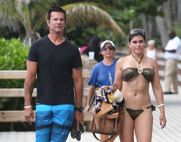 Info - Lorenzo Lamas va être grand-père grâce à sa femme qui porte le bébé de sa fille - Exclusif - Lorenzo Lamas et sa femme Shawna Craig se promenent au bord de la plage a Miami. Le 2 septembre 2013  