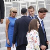 Emmanuel Macron et Brigitte Trogneux, main dans la main, au défilé du 14 juillet