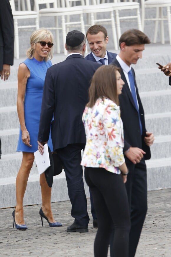 Emmanuel Macron et sa femme Brigitte Trogneux assistent au défilé du 14 juillet 2015, place de la Concorde à Paris.