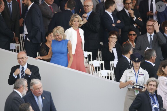 Bernard Cazeneuve, Brigitte Trogneux et Véronique Bartolone au défilé du 14 juillet 2015, place de la Concorde à Paris.