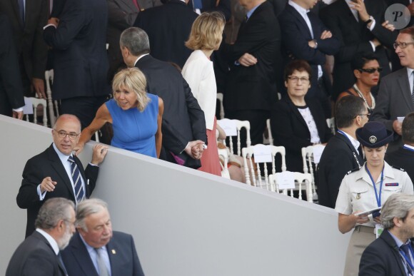 Bernard Cazeneuve, Brigitte Trogneux et Véronique Bartolone au défilé du 14 juillet 2015, place de la Concorde à Paris.