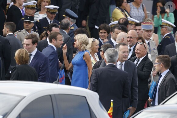 Emmanuel Macron et sa femme Brigitte Trogneux assistent au défilé du 14 juillet 2015, place de la Concorde à Paris.