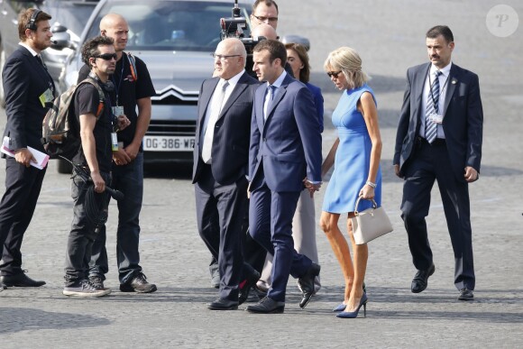 Emmanuel Macron et sa femme Brigitte Trogneux assistent au défilé du 14 juillet 2015, place de la Concorde à Paris.