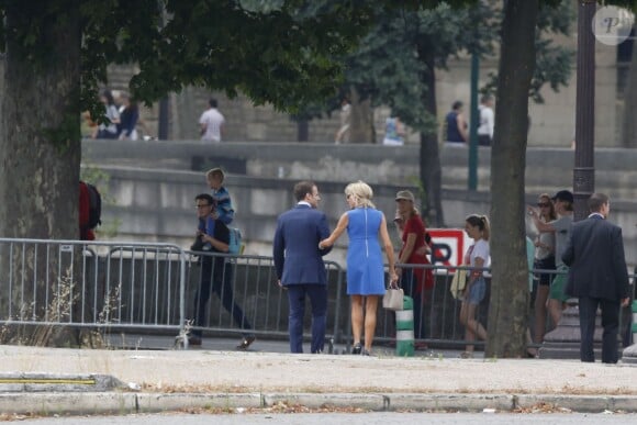 Emmanuel Macron et sa femme Brigitte Trogneux assistent au défilé du 14 juillet 2015, place de la Concorde à Paris.