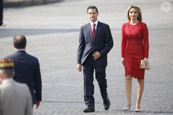 Le président du Mexique Enrique Peña Nieto et sa femme Angélica Rivera lors du défilé du 14 juillet 2015, place de la Concorde à Paris.