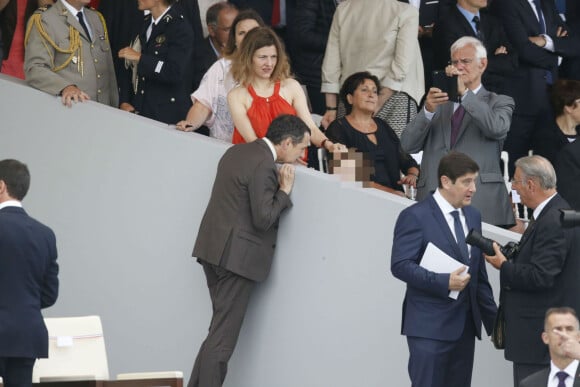 Thierry Mandon, sa compagne, leur enfant lors du défilé du 14 juillet 2015, place de la Concorde à Paris.