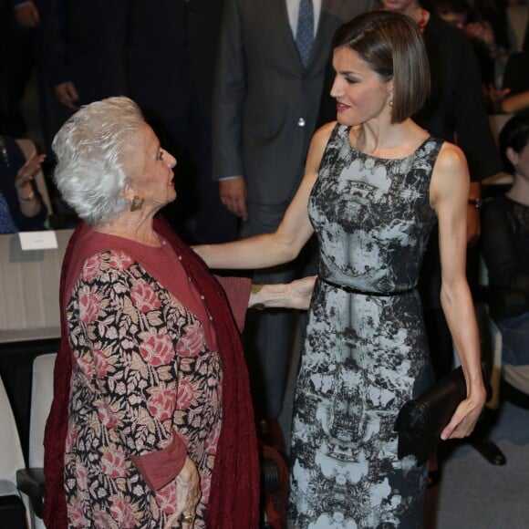 La reine Letizia d'Espagne inaugure les cours d'été de l’école internationale de musique de la Fondation Princesse des Asturies à Oviedo en Espagne le 15 juillet 2015.  