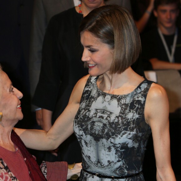 La reine Letizia d'Espagne inaugure les cours d'été de l’école internationale de musique de la Fondation Princesse des Asturies à Oviedo en Espagne le 15 juillet 2015.  