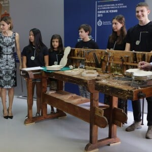 La reine Letizia d'Espagne inaugure les cours d'été de l’école internationale de musique de la Fondation Princesse des Asturies à Oviedo en Espagne le 15 juillet 2015.  